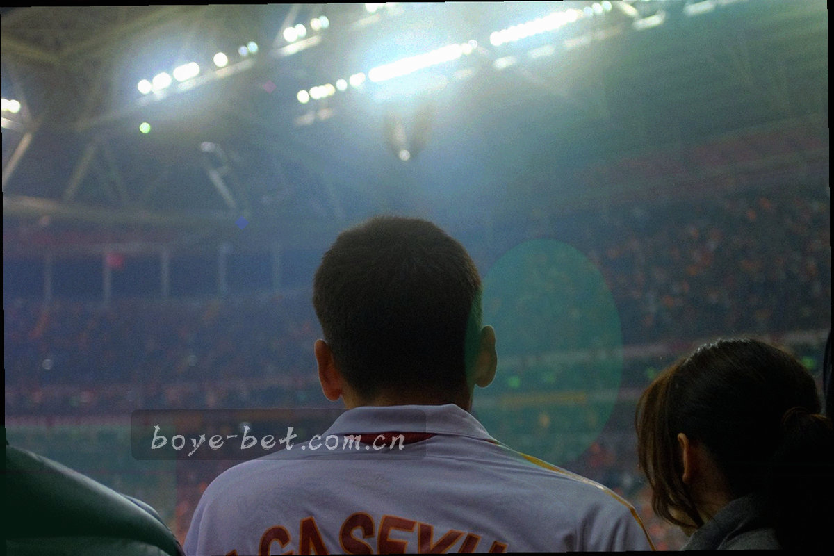 俯拍的工作台，战术板、笔记本和资料纸页散开摆放，暖色台灯照亮一角