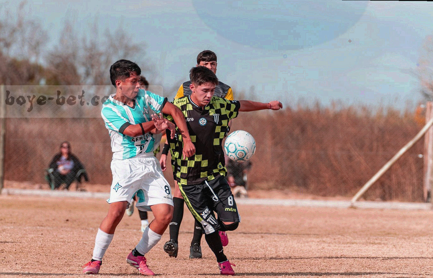 夜间编辑室的桌面，多块屏幕亮着赛程表与战报草稿，台灯偏冷色
